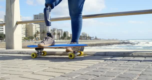 Nízké Část Postižené Ženy Stojící Skateboard Promenádě Budovy Mořem Pozadí — Stock video