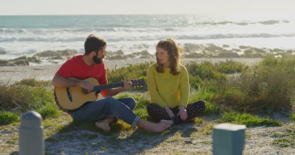 Чоловік Грає Гітарі Жінки Біля Пляжу Сонячний День Молода Пара — стокове відео