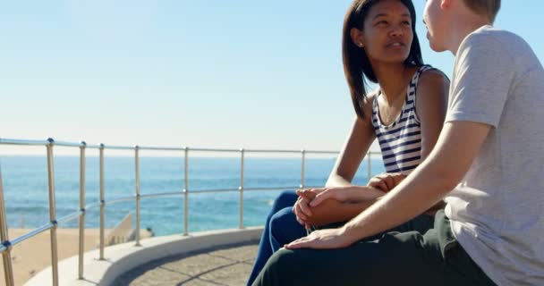 Pareja Joven Interactuando Entre Cerca Barandillas Hermoso Cielo Mar Fondo — Vídeo de stock