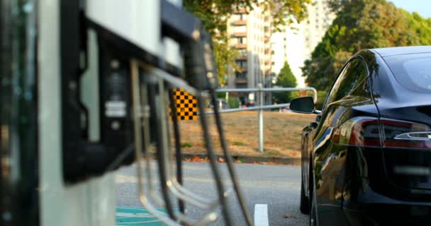 Zakenman Weggaan Van Auto Het Laadstation Opladen Van Punt Voorgrond — Stockvideo