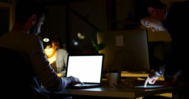 Hombre Ejecutivo Usando Portátil Escritorio Oficina Compañero Trabajo Usando Tableta — Vídeos de Stock