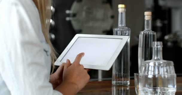 Werkneemster Met Behulp Van Digitale Tablet Distilleerderij Fabriek Werkneemster Holding — Stockvideo