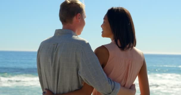 Couple Romantique Embrassant Près Des Balustrades Debout Avec Les Bras — Video
