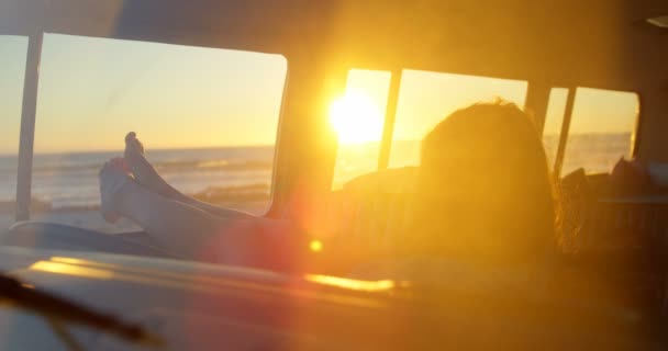 Mujer Relajándose Camioneta Hermosa Puesta Sol Fondo — Vídeos de Stock