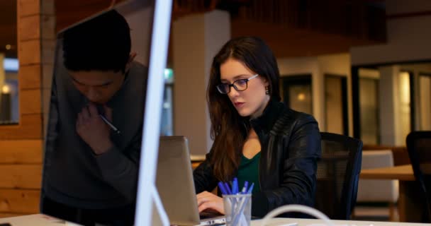 Kvinnliga Verkställande Använder Laptop Skrivbord Office Kvinnliga Verkställande Sitter Vid — Stockvideo