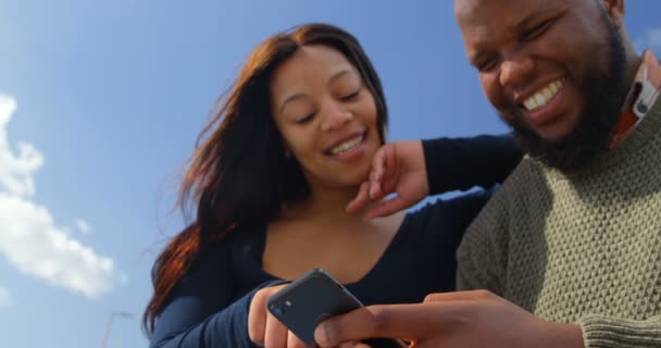 Pareja Feliz Usando Teléfono Móvil Día Soleado Hermoso Cielo Nubes — Vídeo de stock