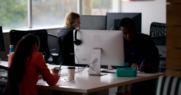 Compañeros Negocios Trabajando Juntos Escritorio Oficina Ordenador Personal Escritorio — Vídeos de Stock