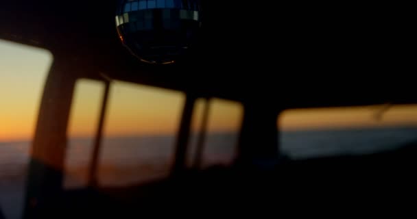 Nahaufnahme Einer Spiegelkugel Die Einem Lieferwagen Hängt Sonnenuntergang Hintergrund — Stockvideo