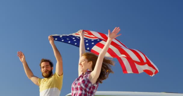 Feliz Casal Jovem Segurando Bandeira Americana Praia Divertindo Praia — Vídeo de Stock