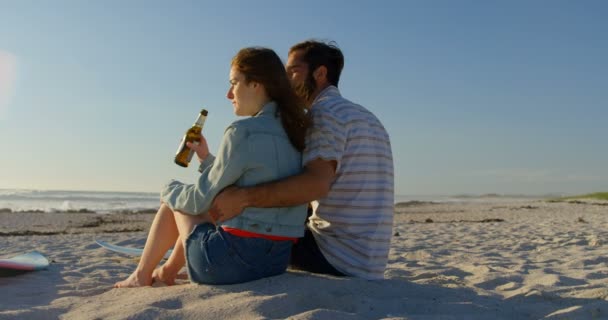 Coppia Che Beve Birra Spiaggia Una Giornata Sole Coppia Trascorrere — Video Stock