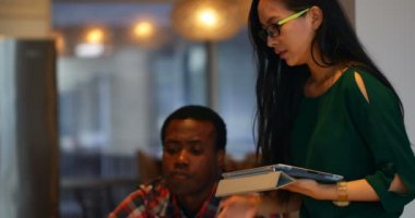 İş arkadaşları birbirleriyle etkileşim ofisinde. Kadın yönetici dijital tablet 4 k tutan