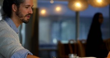 Erkek executive Office onun iş arkadaşınız ile etkileşim. Erkek executive Office 4 k gülümseyen