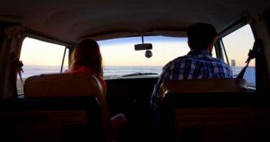 Dikiz roadtrip van sürüş çift. 4k arka planda gökyüzü günbatımı