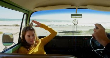 Genç adam van kadın fotoğrafı tıklatın. Saçını 4 k ile oynayan kadın