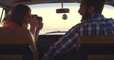 Mutlu kadın adamın fotoğrafı digital fotoğraf makinesi ile tıklatın. Çift roadtrip 4 k eğleniyor