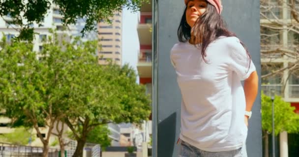 Belle Femme Appuyée Sur Pilier Dans Ville Ville Arrière Plan — Video