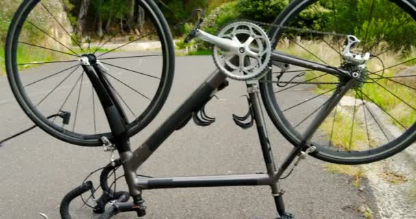 Medelåldern Idrottsman Pumpa Cykel Däck Med Cykelpump Landsväg Berg Och — Stockvideo