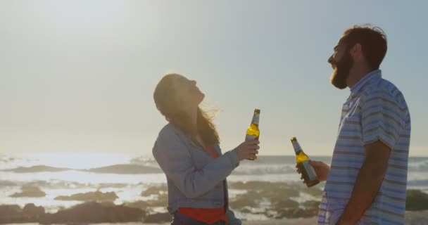 Feliz Pareja Joven Tomando Cerveza Playa Interactuar Divertirse — Vídeo de stock