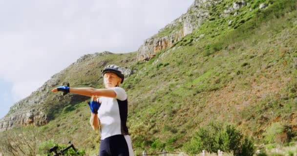 Medelålders Kvinna Stretching Landsväg Himmel Och Berg Bakgrunden — Stockvideo