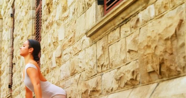 Прекрасна Молода Балерина Практикує Проти Стіни Місті Позування Витончено Сонячний — стокове відео
