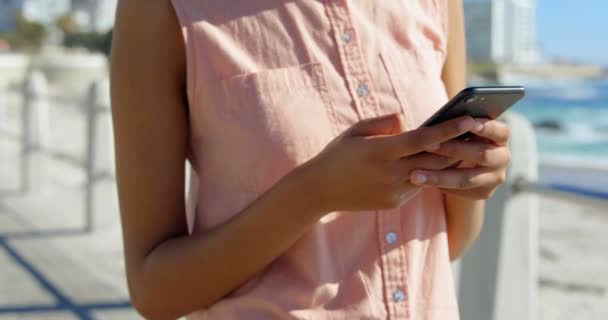 Close Mulher Usando Telefone Celular Perto Grades Seção Média Mulher — Vídeo de Stock