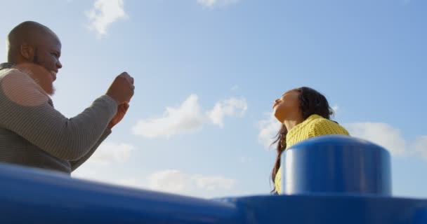 在阳光明媚的日子里 情侣们用手机拍照 在公园里玩的夫妇4K — 图库视频影像