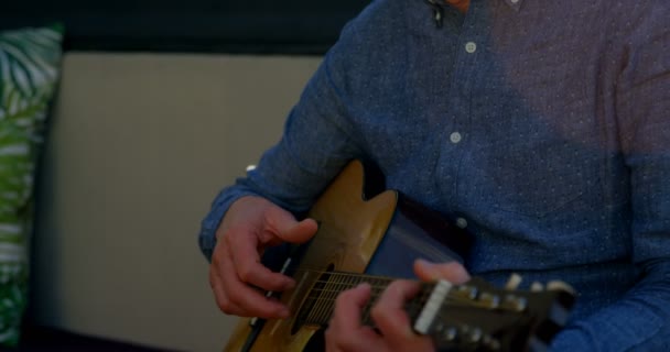 Aktiv Senior Mannen Spelar Gitarr Balkongen Hemma Leende Och Kul — Stockvideo