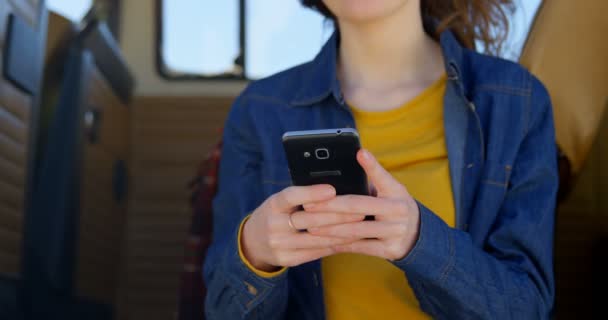 ゴージャスな若い女性バンでの携帯電話のテキスト メッセージ の距離を探している思いやりのある 笑顔の女性 — ストック動画