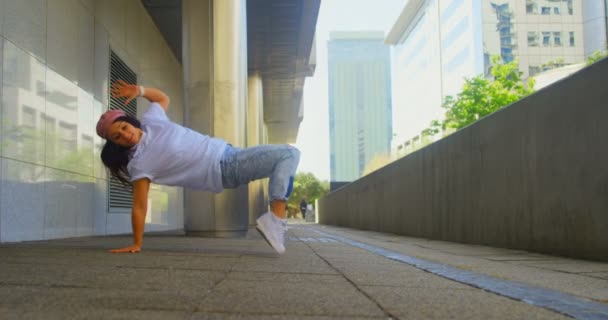 Jeune Danseuse Dansant Sous Pont Ville Arrière Plan — Video