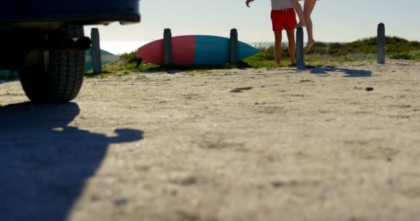 Mujer Joven Pie Poste Hormigón Playa Pareja Divirtiéndose — Vídeo de stock