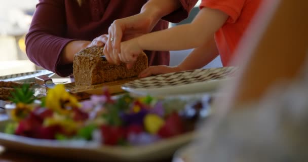 Mor Och Son Skära Limpa Bröd Matbord Mor Undervisning Hennes — Stockvideo