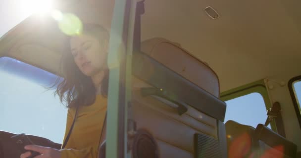 在面包车中使用手机的妇女的低角度视图 坐在面包车4K 美丽的妇女 — 图库视频影像