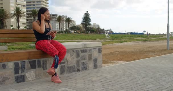 Mujer Discapacitada Escuchando Música Tableta Digital Parque Mujer Sentada Banco — Vídeo de stock