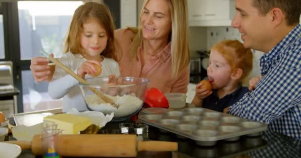 父母教他们的女儿在烤鸡蛋的时候把鸡蛋弄坏了 情侣快乐地看着4K — 图库视频影像