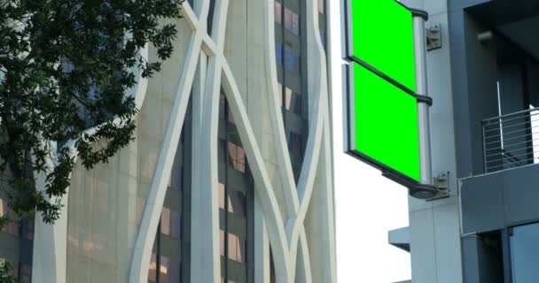 Levou Acumulações Exterior Edifício Tela Verde Acumulador — Vídeo de Stock