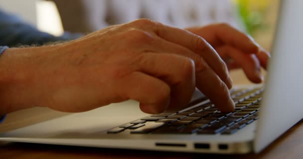 Närbild Aktiv Senior Man Använder Laptop Hemma Fokuserade Senior Man — Stockvideo