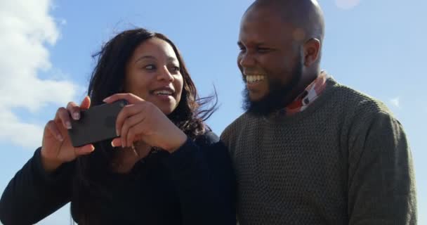 Casal Feliz Tirando Selfie Com Telefone Celular Dia Ensolarado Céu — Vídeo de Stock