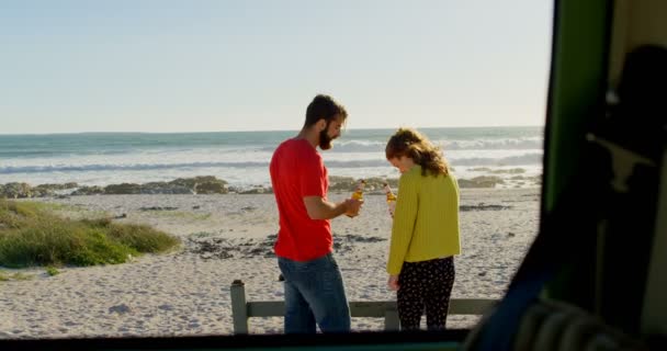 Sonriendo Feliz Pareja Joven Tomando Cerveza Playa Pareja Tostadas Botellas — Vídeo de stock