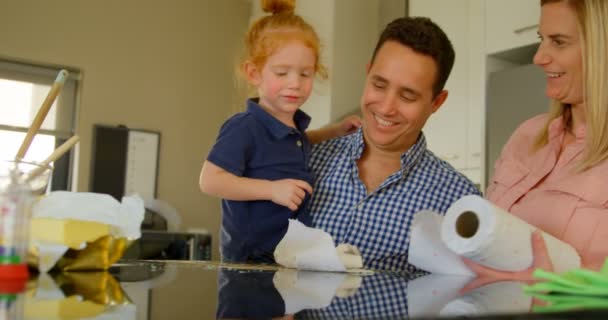Genitori Insegnano Figlio Pulire Piano Lavoro Della Cucina Madre Gettando — Video Stock