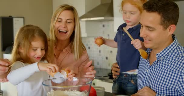 Föräldrar Lär Sin Dotter Att Bryta Ägget Gräddningen Par Titta — Stockvideo