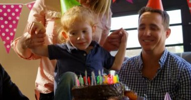 Anne evde onların oğlu Doğum günü kutluyor. Pasta 4 k oturan oğlu tutan anne