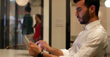 Erkek icra dijital tablet kullanma office. İş arkadaşları üzerinde tartışırken kurulu içinde belgili tanımlık geçmiş 4 k cam
