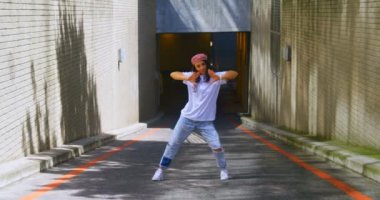 Dans City 4 k asfalt yolda pratik dansçı