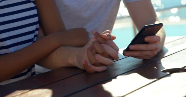 Närbild Par Med Mobiltelefon Bordet Starkt Solljus Bakgrunden — Stockvideo