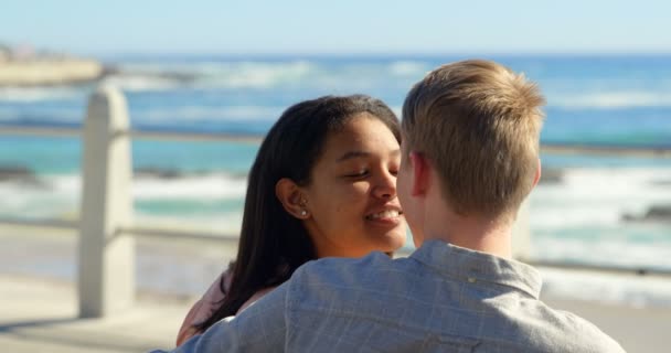 Coppia Romantica Che Bacia Vicino Ringhiere Mare Calmo Sullo Sfondo — Video Stock