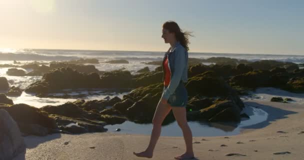 Kadın Plajda Vererek Yardım Eli Dostum Plajda Güzel Bir Güneşli — Stok video