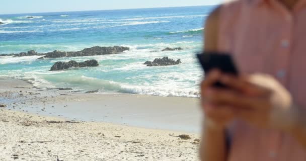 Κοντινό Πλάνο Γυναίκα Πληκτρολόγηση Ενός Μηνύματος Κειμένου Στην Παραλία Κύματα — Αρχείο Βίντεο