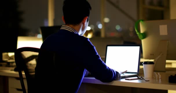 Hombre Ejecutivo Usando Portátil Escritorio Oficina Ejecutiva Masculina Usando Teléfono — Vídeos de Stock