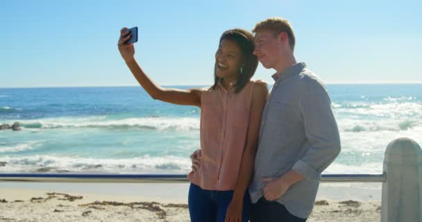 Šťastný Pár Pořizování Selfie Mobilu Zábradlí Krásná Obloha Klidné Moře — Stock video