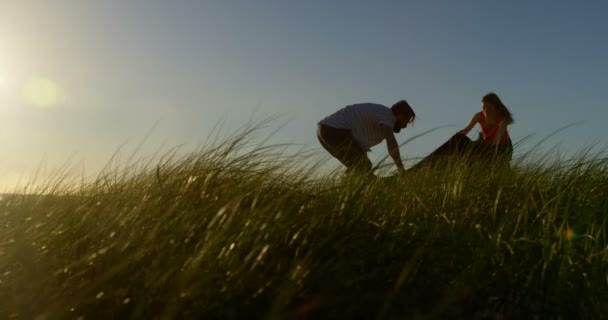 Ungt Par Utsläppande Picknick Filt Stranden Vacker Himmel Bakgrunden — Stockvideo